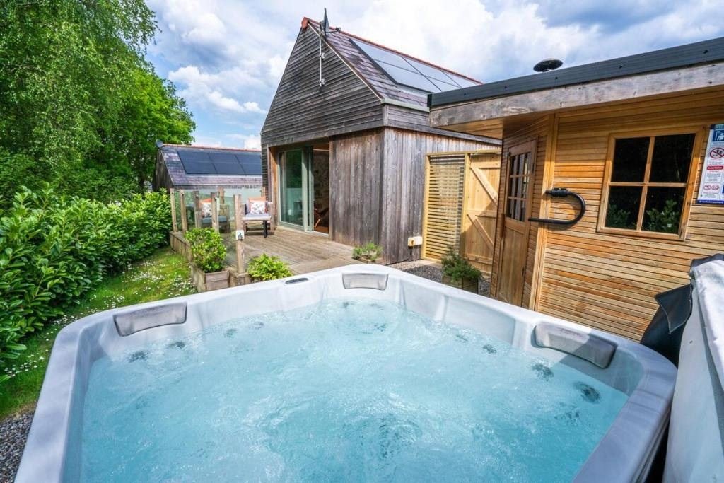 Lavender Lodge, hot tub lodge at Brecon View Eco Retreat