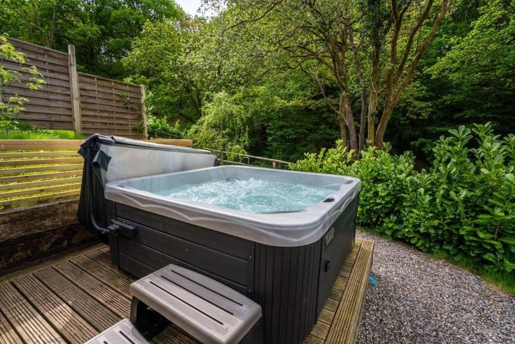 Lavender Lodge, hot tub lodge at Brecon View Eco Retreat