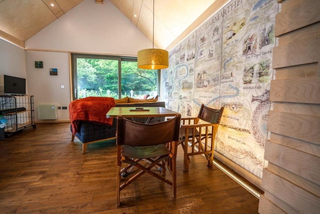 Lavender Lodge, hot tub lodge at Brecon View Eco Retreat