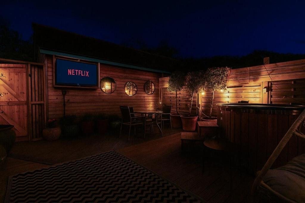 Love Nest Lodge, hot tub lodge at Brecon View Eco Retreat