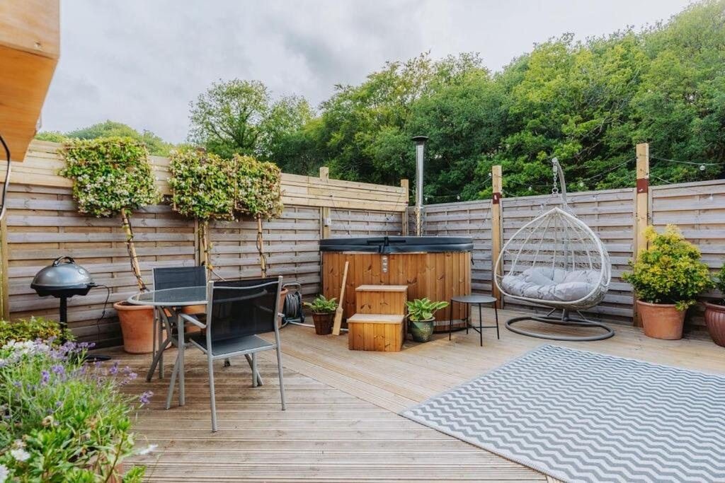 Love Nest Lodge, hot tub lodge at Brecon View Eco Retreat