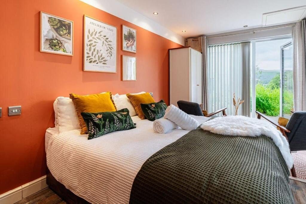 Love Nest Lodge, hot tub lodge at Brecon View Eco Retreat