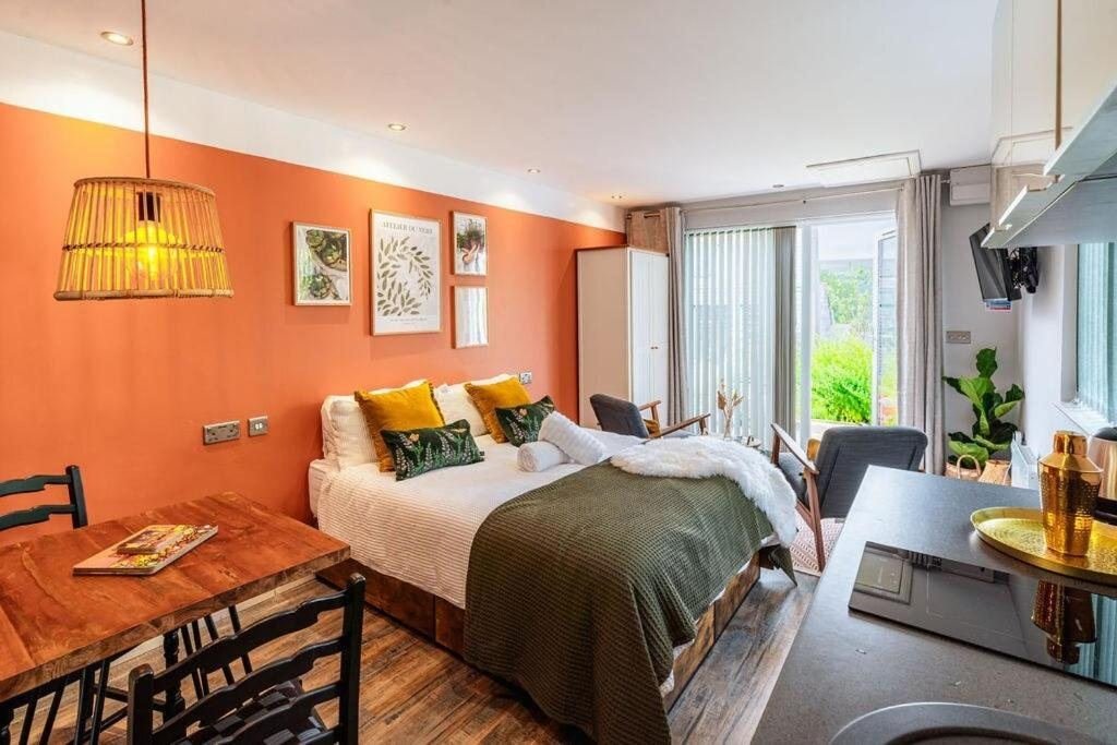 Love Nest Lodge, hot tub lodge at Brecon View Eco Retreat