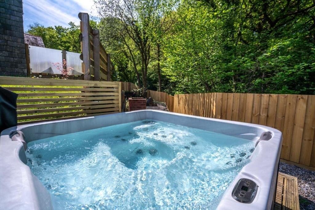 Mint Lodge, hot tub lodge at Brecon View Eco Retreat