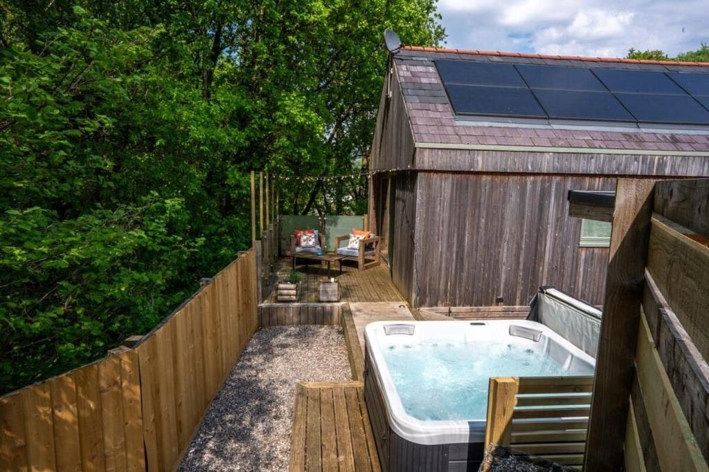 Mint Lodge, hot tub lodge at Brecon View Eco Retreat