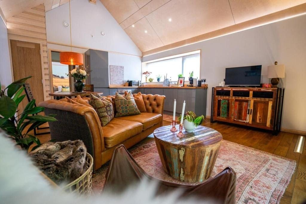 Mint Lodge, hot tub lodge at Brecon View Eco Retreat
