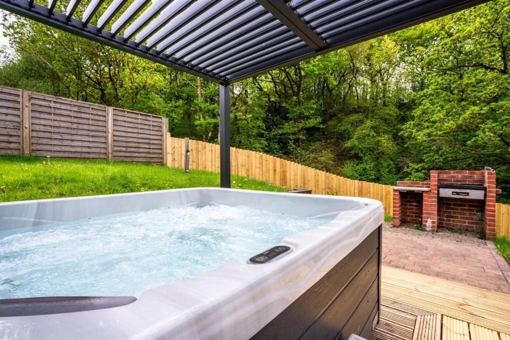 Rosemary Lodge, hot tub lodge at Brecon View Eco Retreat