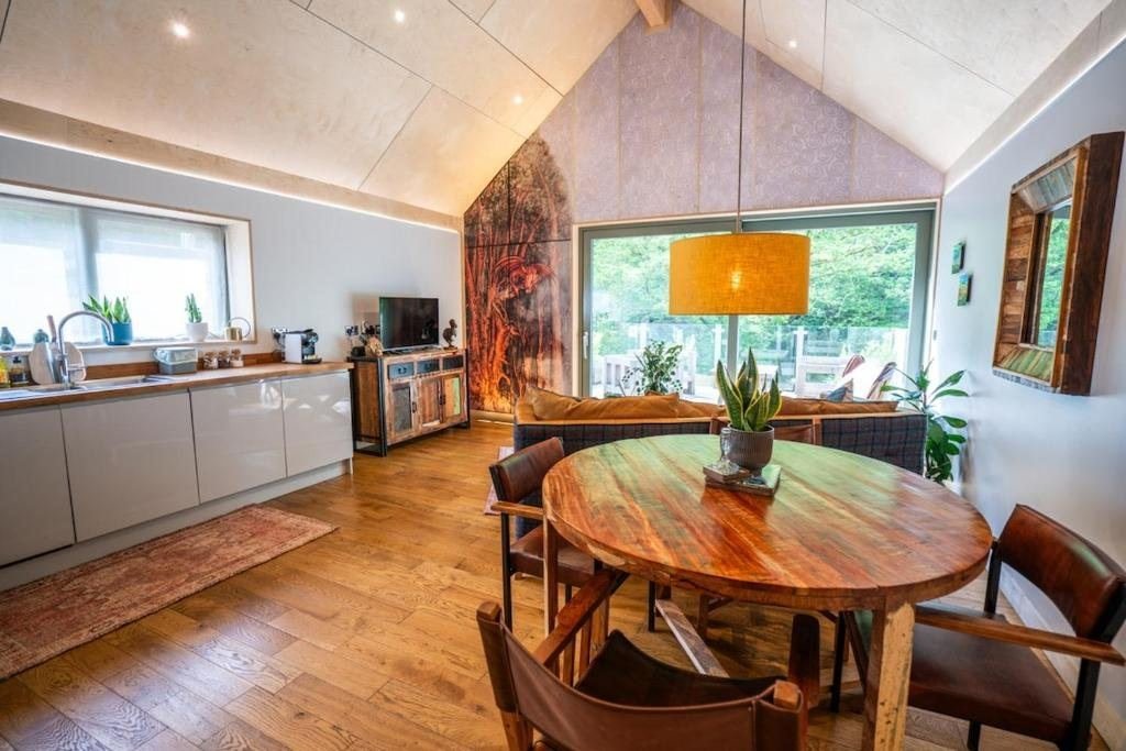 Rosemary Lodge, hot tub lodge at Brecon View Eco Retreat