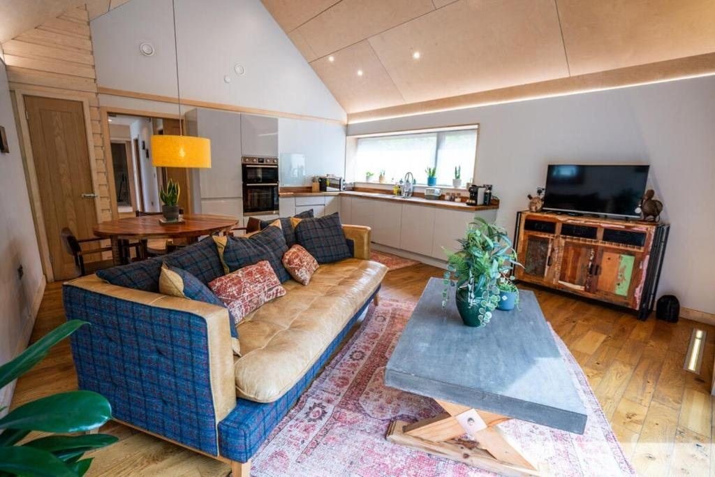 Rosemary Lodge, hot tub lodge at Brecon View Eco Retreat