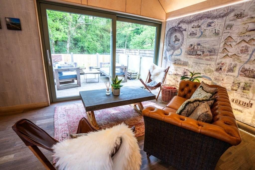 Thyme Lodge, hot tub lodge at Brecon View Eco Retreat