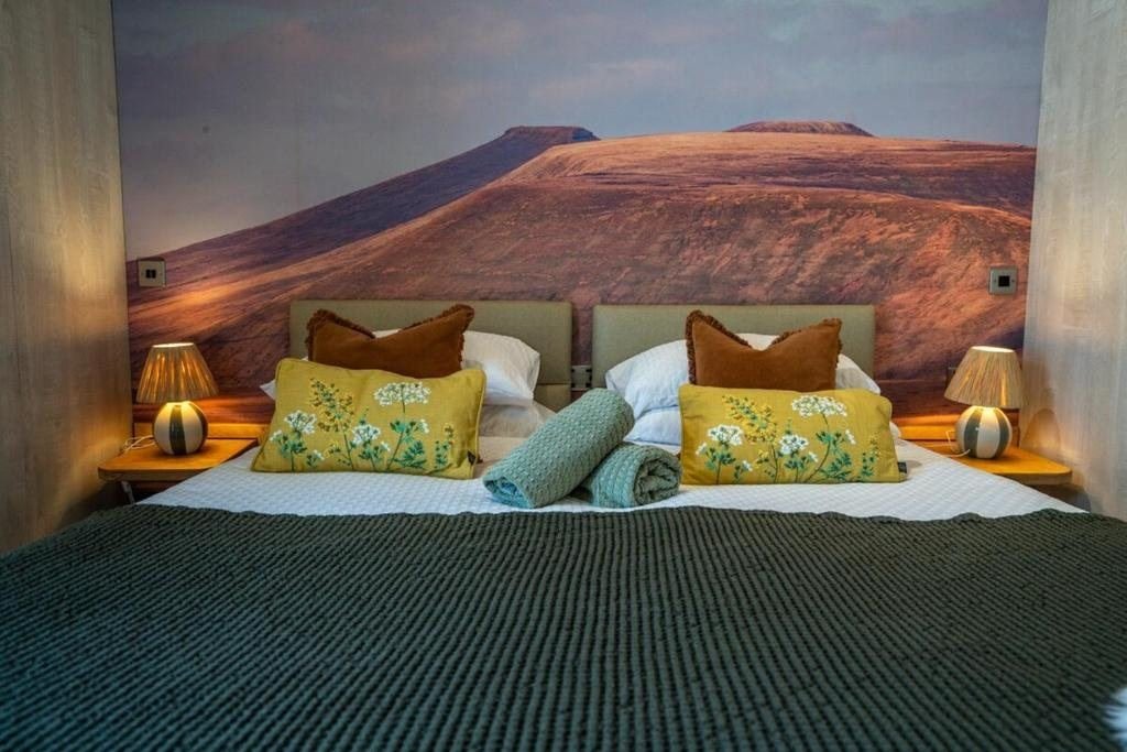 Thyme Lodge, hot tub lodge at Brecon View Eco Retreat