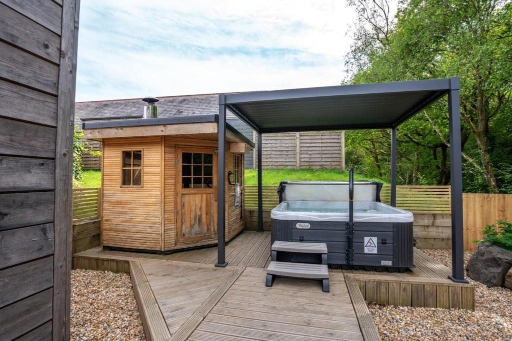 Thyme Lodge, hot tub lodge at Brecon View Eco Retreat